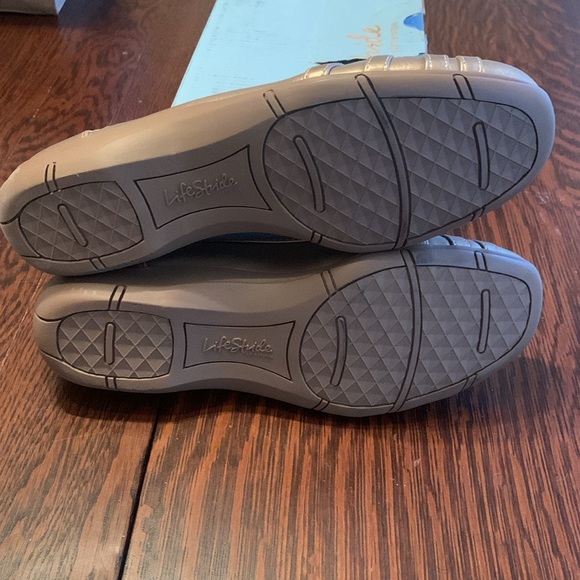 LifeStride Diverse gold flats new in box - Picture 4 of 5